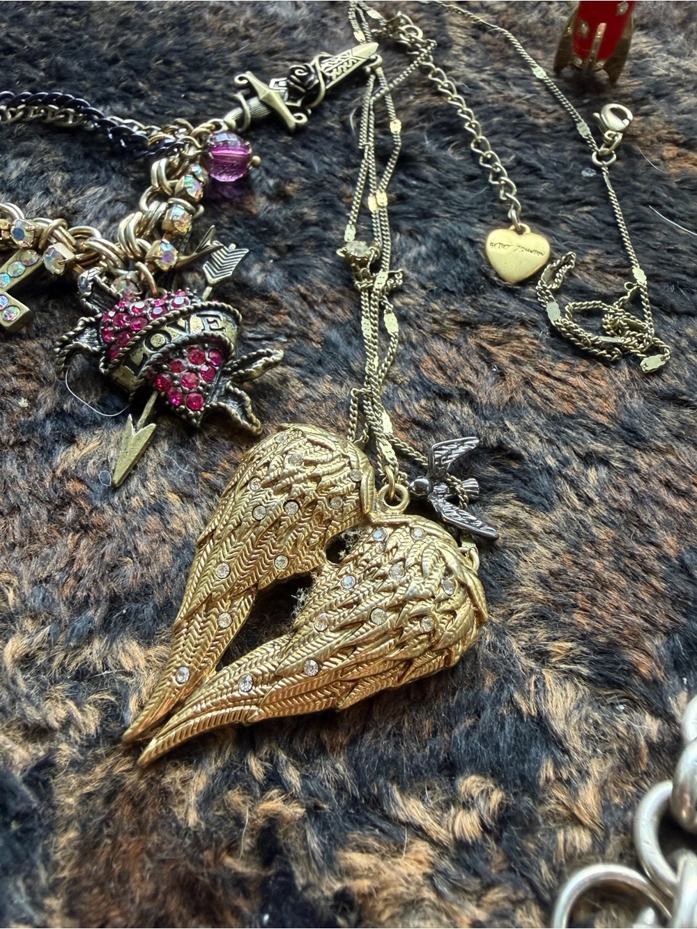 Gold Wing Heart Pendant Necklace - Women Jewelry and such. Broken chains